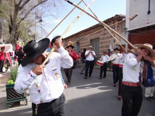 La caña, la compañía infaltable de las fiestas religiosas del pago 