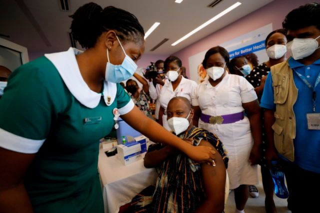 Las grandes farmacéuticas han pagado 21.610 millones a sus accionistas, dinero suficiente para vacunar a toda África