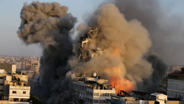 Hamás lanza 130 cohetes contra Israel