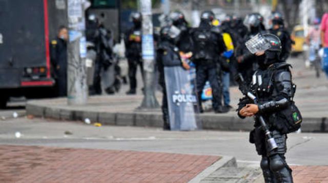 El caso de una menor de 17 años que se quitó la vida tras denunciar abusos sexuales de la policía conmociona a Colombia