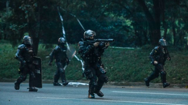 AI insta a EEUU a suspender venta de armas a Colombia