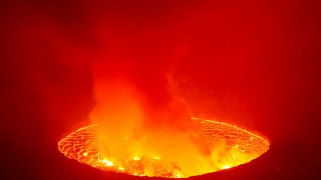 Uno de los volcanes más activos de África entra en erupción (VIDEOS)
