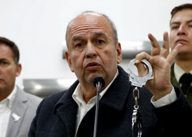 Allanan 10 viviendas y aprehenden a la hermana de Murillo