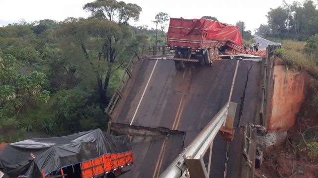 Al menos dos muertos y varios heridos en el derrumbe de un puente en Paraguay