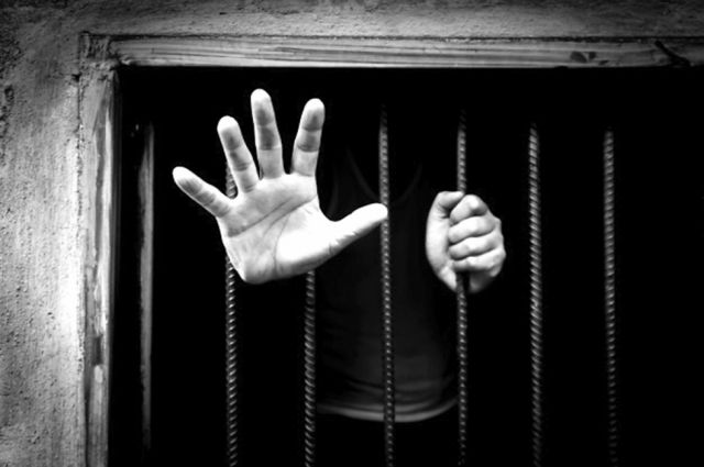 Lo encarcelan  por estupro  contra su  hijastra