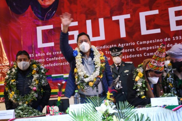 Arce dice que existen amenazas desestabilizadoras y pide unidad a las organizaciones sociales 