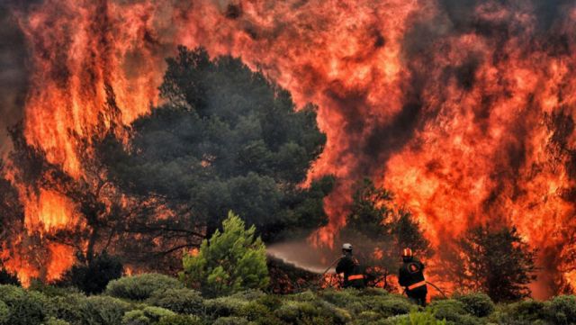Más de 50 incendios forestales asolan Grecia
