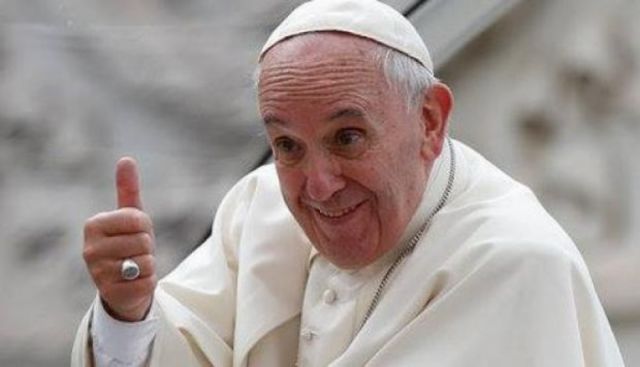 El Papa reaparece después de una cirugía