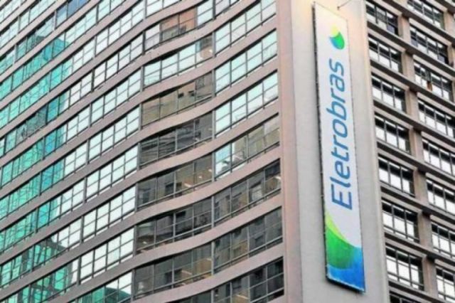 Bolsonaro firmó ley que permite privatizar Eletrobras