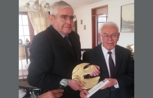 Entregan el Premio Nacional de Periodismo-2019 a Armando Mariaca