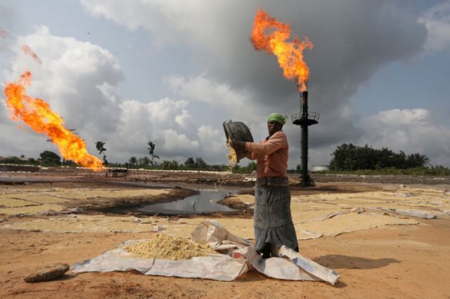 Nigeria aprueba ley para cambiar su industria petrolera