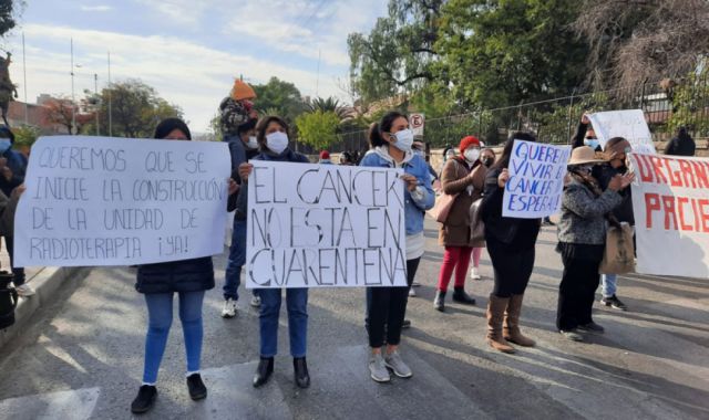 Pacientes con cáncer protestan en Cochabamba