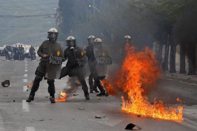 Policía griega choca con manifestantes