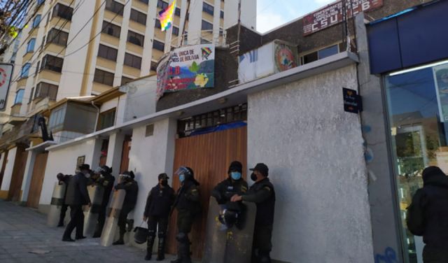 Grupos se enfrentan por la CSUTCB y hay más de una decena de arrestados