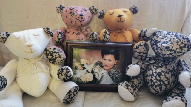 Peluches confeccionados con ropa de personas fallecidas para ayudar en el proceso de duelo