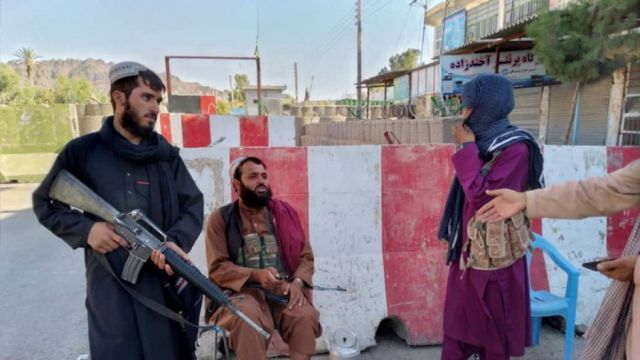 Pánico y caos en el aeropuerto de Kabul: afganos desesperados se aferran a aviones y algunos parecen caer desde el aire (VIDEOS)