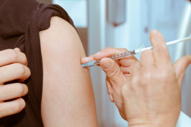 Rechazo a vacunas: temen otras crisis de salud en EEUU