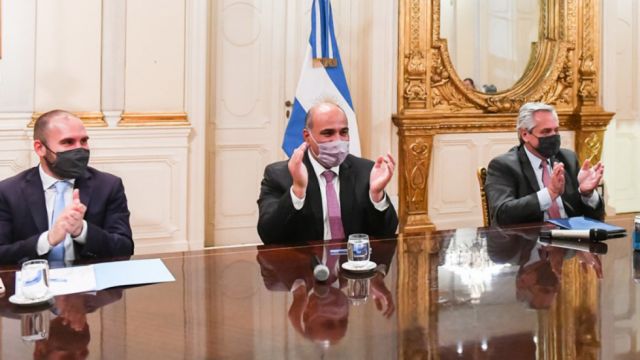 El Gobierno argentino acuerda un nuevo aumento del salario mínimo, que llegará hasta 52,7 % en febrero de 2022