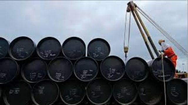 Petróleo cierra semana por encima de los $us 79