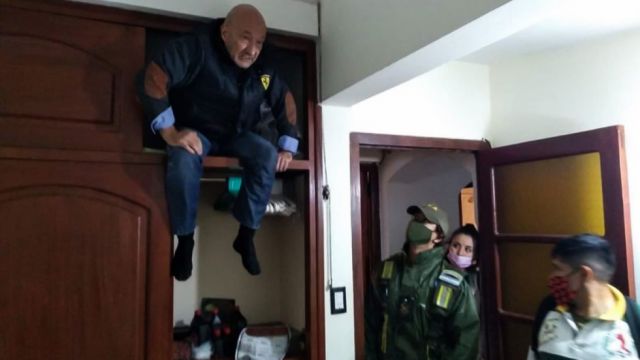 Detienen a un represor de la dictadura argentina buscado por la Justicia oculto en el armario de una vivienda