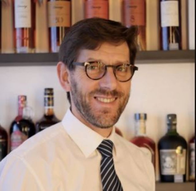 El argentino Sergio Calderón fue elegido como el mejor sommelier del mundo