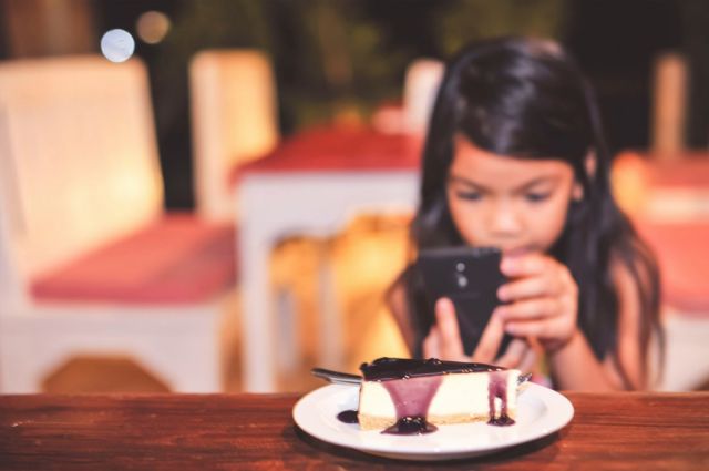 Por qué evitar que los niños coman con las pantallas