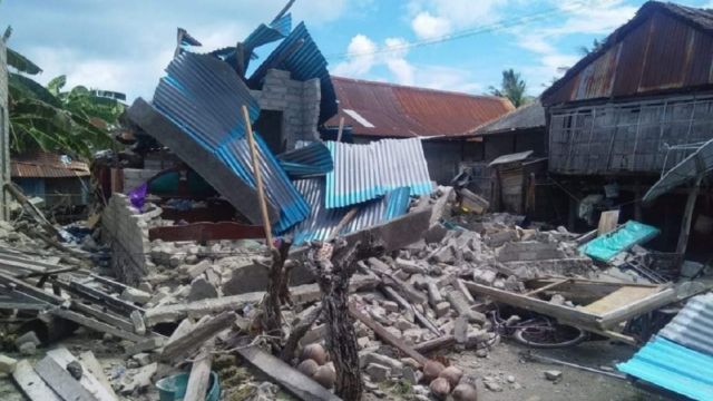 Terremoto de magnitud 7,4 en Indonesia obliga a residentes a huir de sus casas