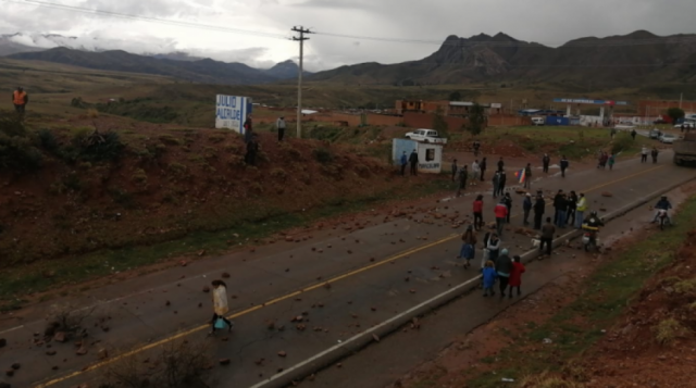 En Betanzos bloquearon para impedir el paso de Camacho y legisladores de Creemos a Potosí