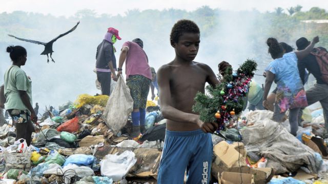 La foto del niño que encuentra un árbol de Navidad en un vertedero de Brasil desencadena un aluvión de donaciones