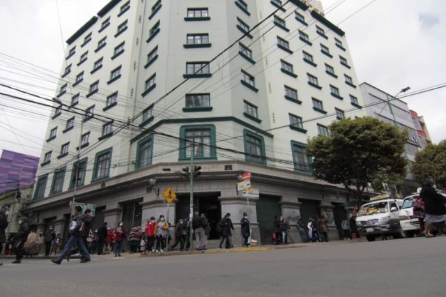 Ministro Auza advierte que será implacable con responsables de los contratos fantasmas en la CNS