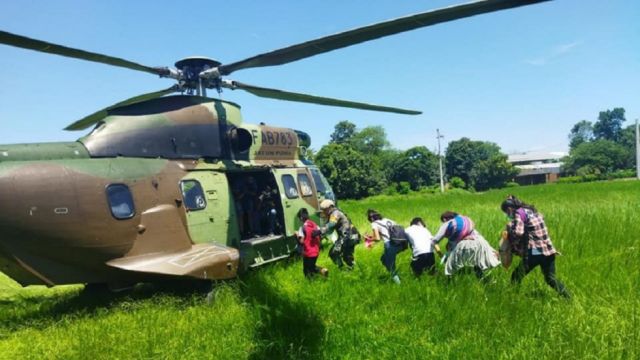 Defensa Civil rescata a miembros de una familia rodeada de lagartos en la provincia Guarayos de Santa Cruz