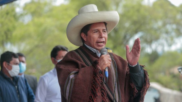 Abogado niega que mensajes incriminen a Castillo