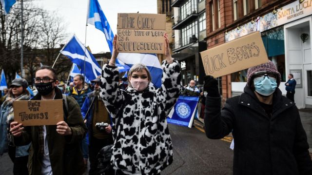 El escándalo del 'Partygate' de Johnson espolea a los independentistas escoceses
