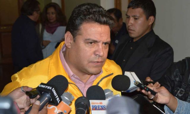 Emiten orden de aprehensión contra Luis Revilla por presunta compra irregular de buses Pumakatari
