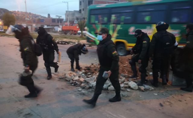 Policía interviene bloqueo de ‘antivacunas’ y encuentra hasta bazucas artesanales