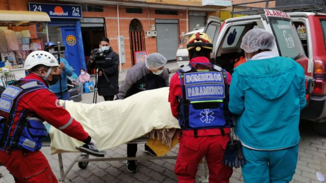 Dos niños mueren en El Alto; su madre habría sido la autora e intentó quitarse la vida