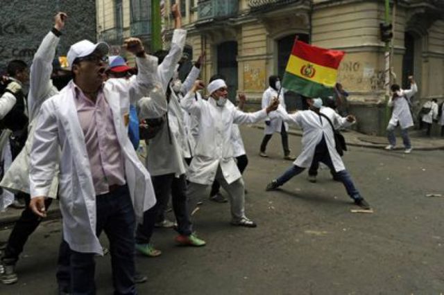 Médicos cumplen un paro nacional de 24 horas este jueves
