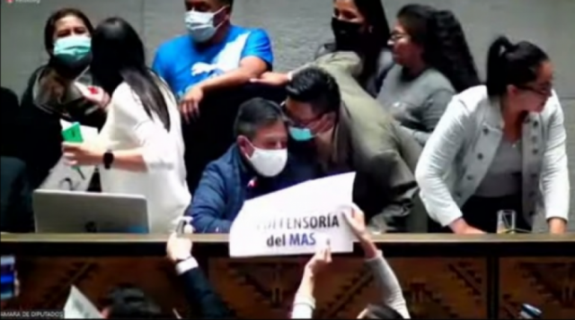 Forcejeo entre legisladores obliga a declarar cuarto intermedio a sesión sobre el Defensor del Pueblo