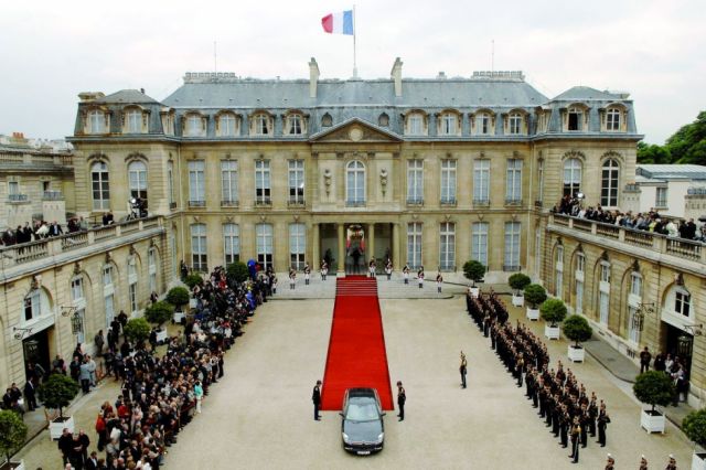 Macron parte como favorito en la gris campaña francesa