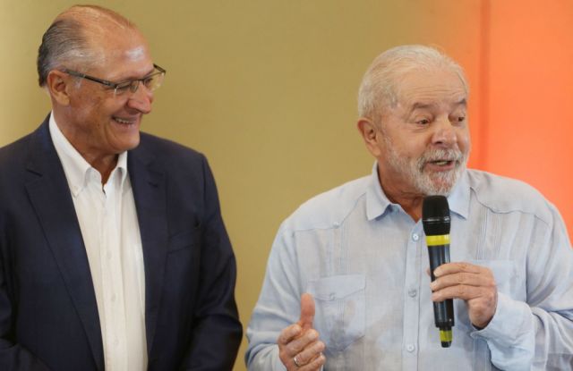 Socialistas oficializan a Alckmin para dupla de Lula