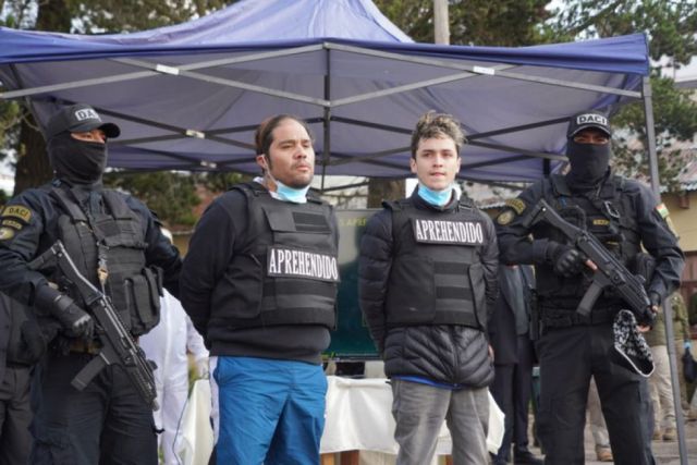 Gobierno presenta a dos involucrados en el robo agravado y asesinato en Huajchilla