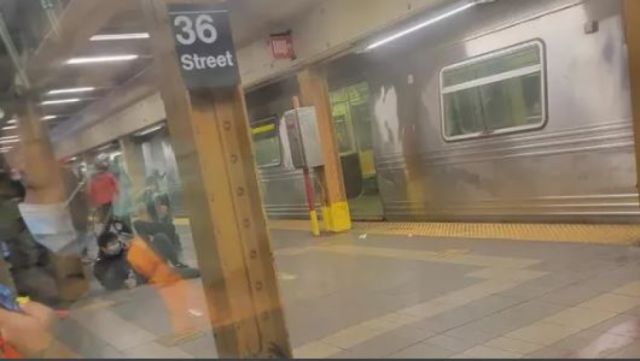 Varios heridos de bala y múltiples explosivos hallados en una estación de metro de Nueva York (Videos)