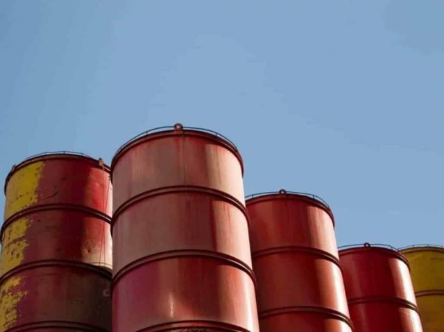 Precio del petróleo retoma los $us 100 el barril