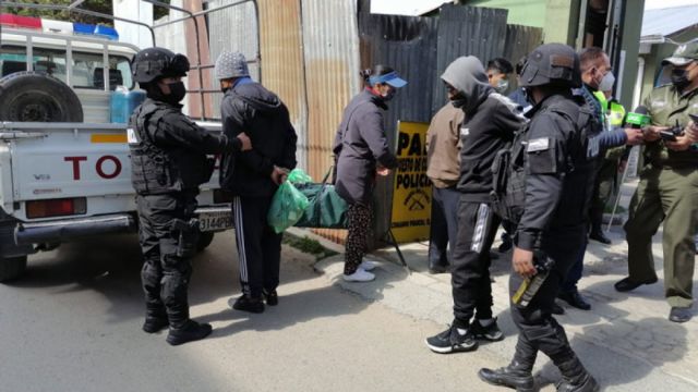 Agentes encubiertos atrapan antisociales en la Feria 16 de Julio de El Alto