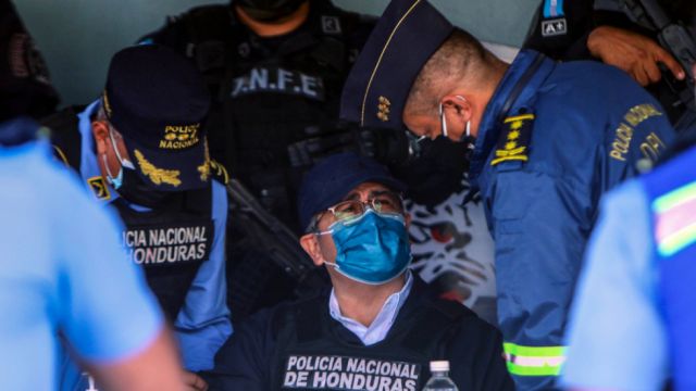 Campañas financiadas por el 'Chapo' Guzmán y fraude electoral: el largo historial de acusaciones que enfrenta el expresidente hondureño en EE.UU.