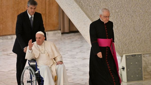 El papa Francisco aparece en silla de ruedas por primera vez en público debido a sus problemas de rodilla