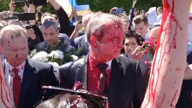 Atacan con pintura roja al embajador ruso en Polonia en una ofrenda con motivo del Día de la Victoria