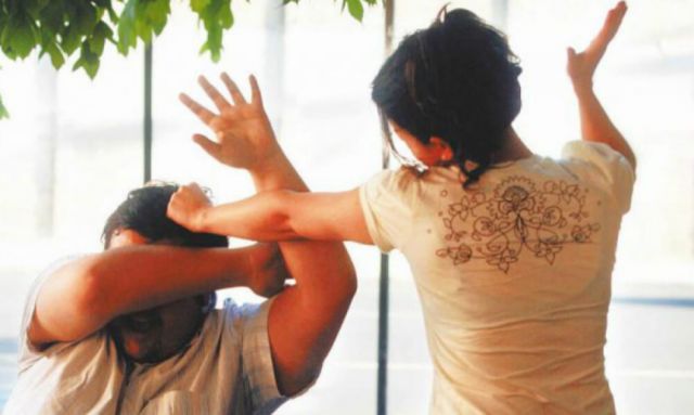 Hombre denuncia a su pareja por violencia