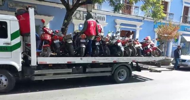 Retiran más de 20 motocicletas “mal estacionadas” en el centro de Tarija