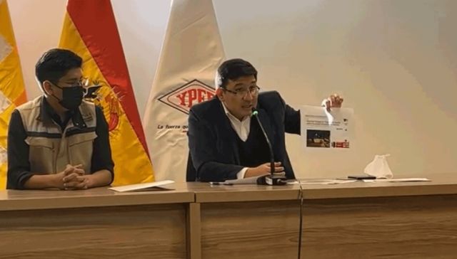 Gobierno niega desabastecimiento de combustibles, dice que solo se trata de una demora en la entrega 